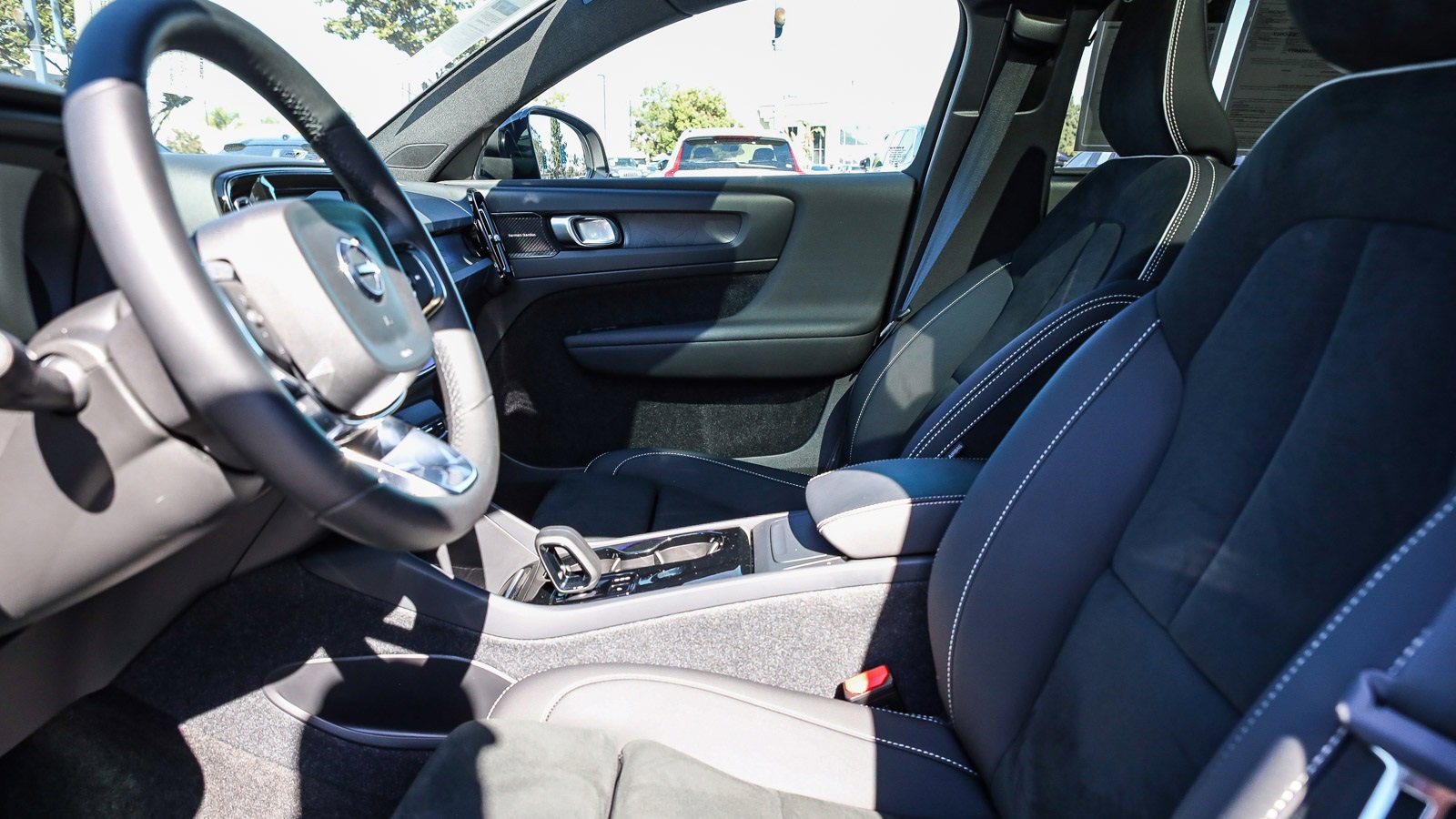 Used 2023 Volvo C40 P8 Recharge Ultimate image 18