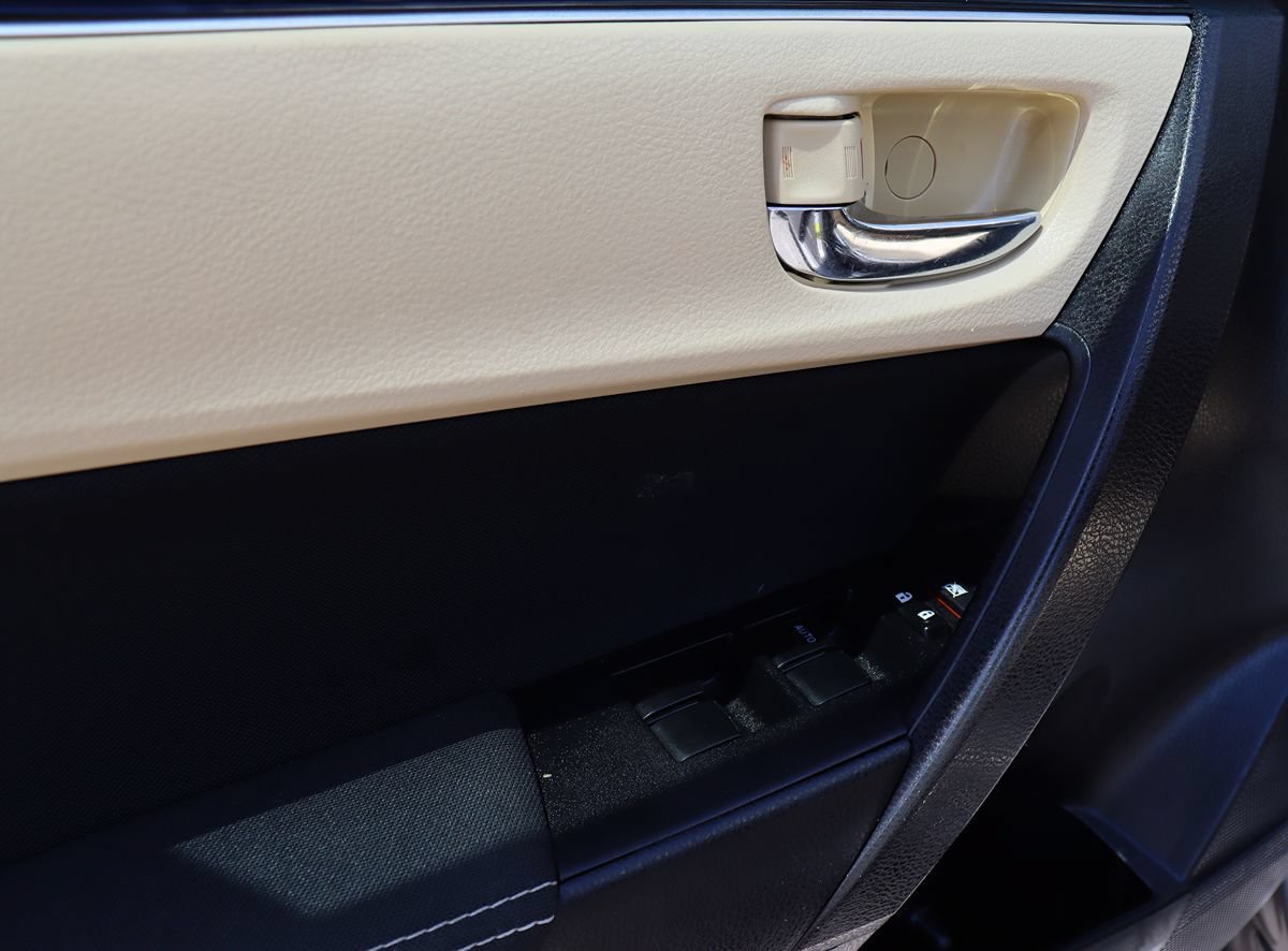 Used 2018 Toyota Corolla LE w/ Carpet Mat Package (TMS) FWD image 36
