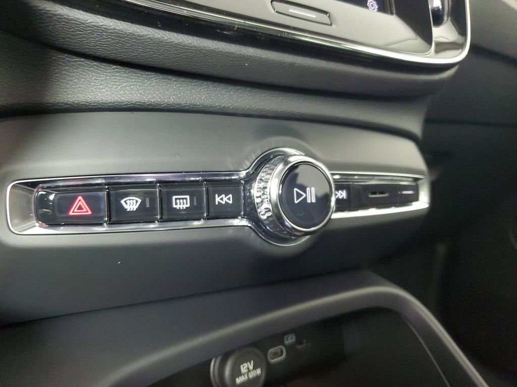 Certified 2023 Volvo XC40 B5 Plus w/ Protection Package Premier image 32