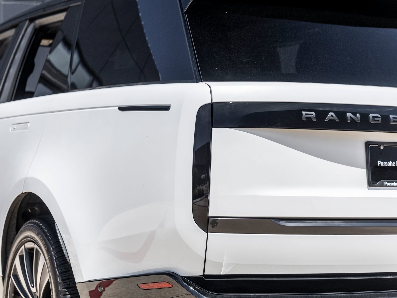 Used 2023 Land Rover Range Rover SE image 12