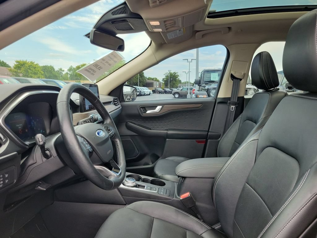 Certified 2020 Ford Escape Titanium w/ Titanium Premium Package 2.0 AWD/4WD image 18