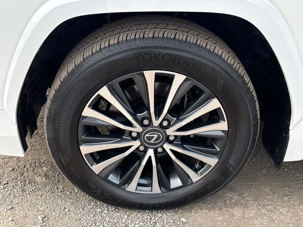 Used 2024 Lexus LX 600 4WD w/ Premium Package image 7