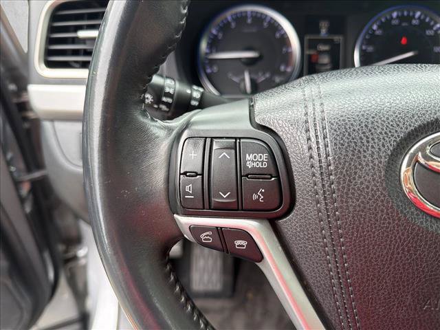 Used 2016 Toyota Highlander XLE w/ Four Season Floor Mat Package AWD/4WD image 15