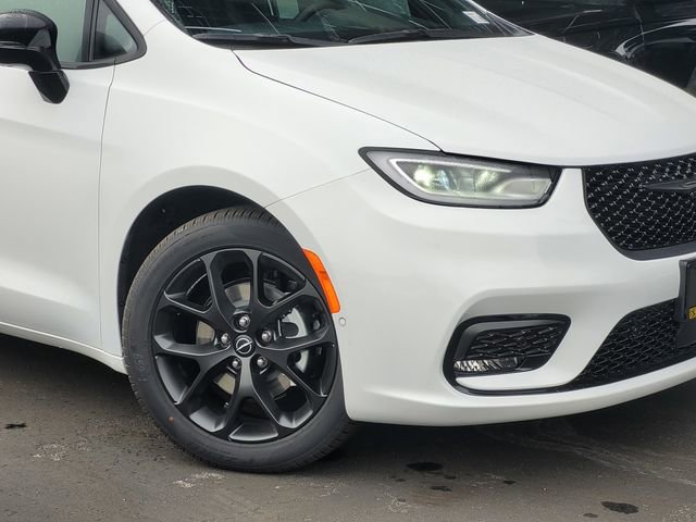 New 2026 Chrysler Pacifica Limited w/ S Appearance Package image 3