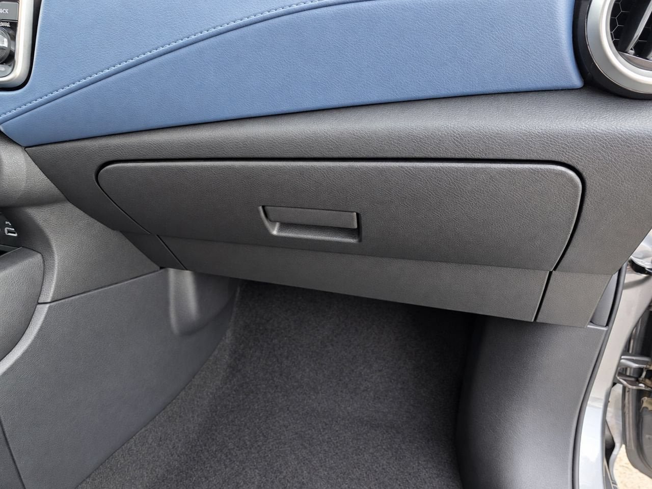 Used 2025 Nissan Versa SV FWD image 37