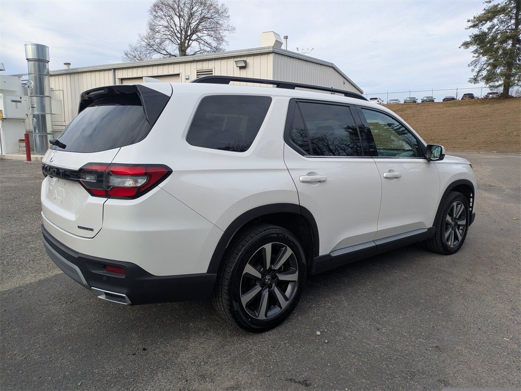Used 2025 Honda Pilot Touring image 4