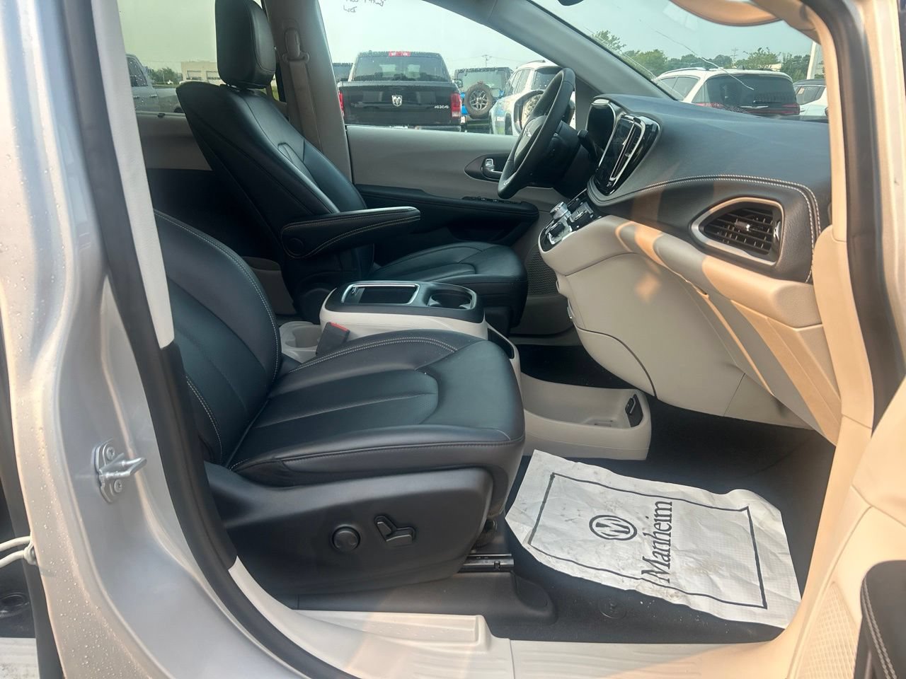 Used 2024 Chrysler Pacifica Touring-L w/ Uconnect Theater Family Group FWD image 15