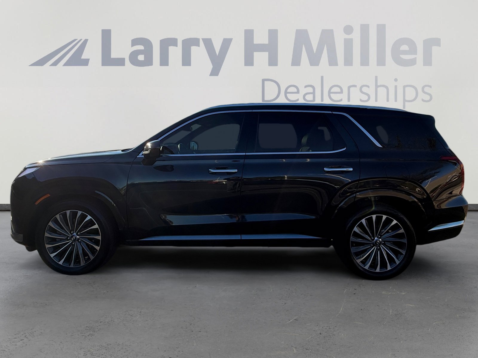 Used 2024 Hyundai Palisade Calligraphy image 2