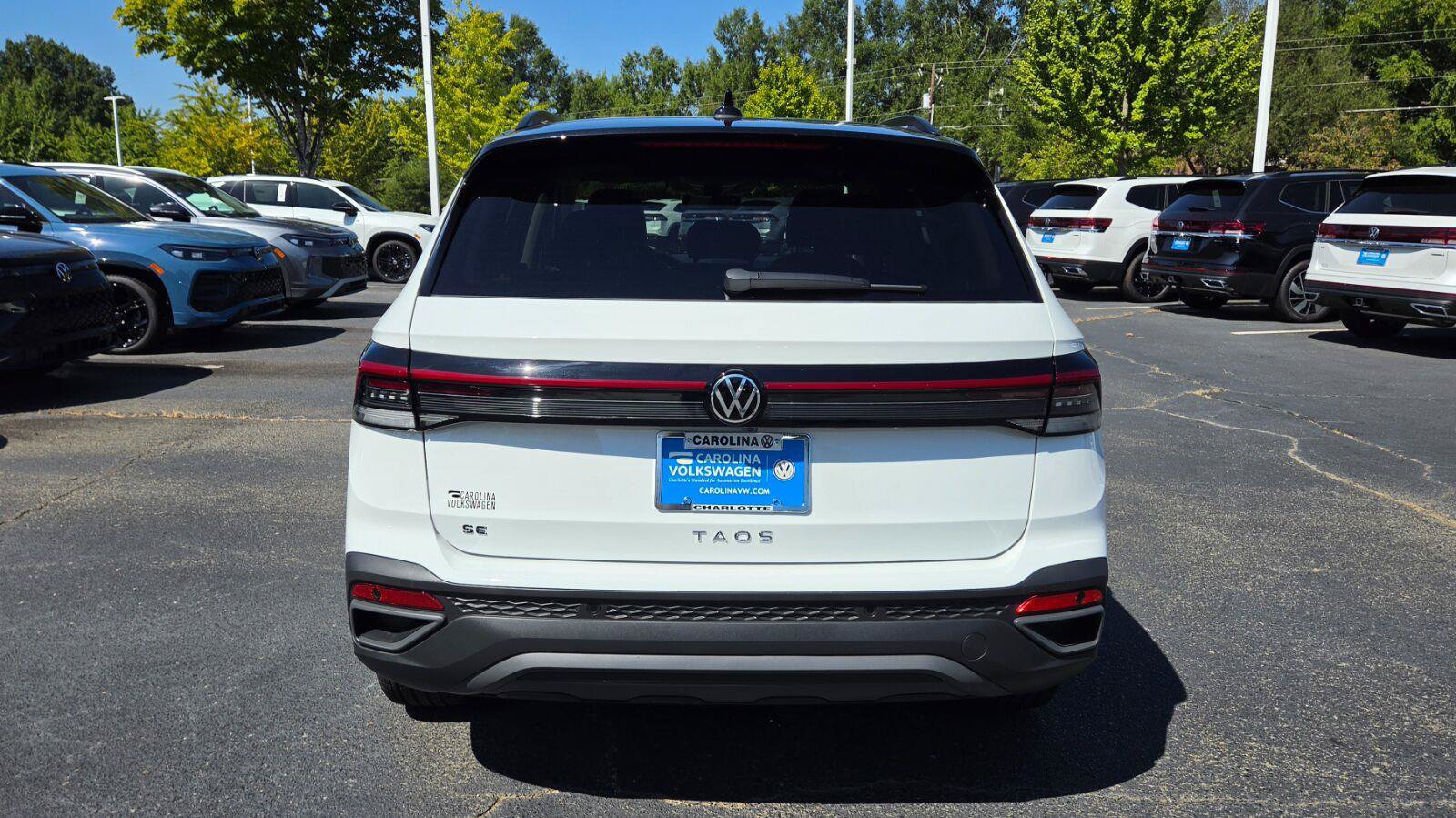 New 2027 Volkswagen Taos SE FWD image 3