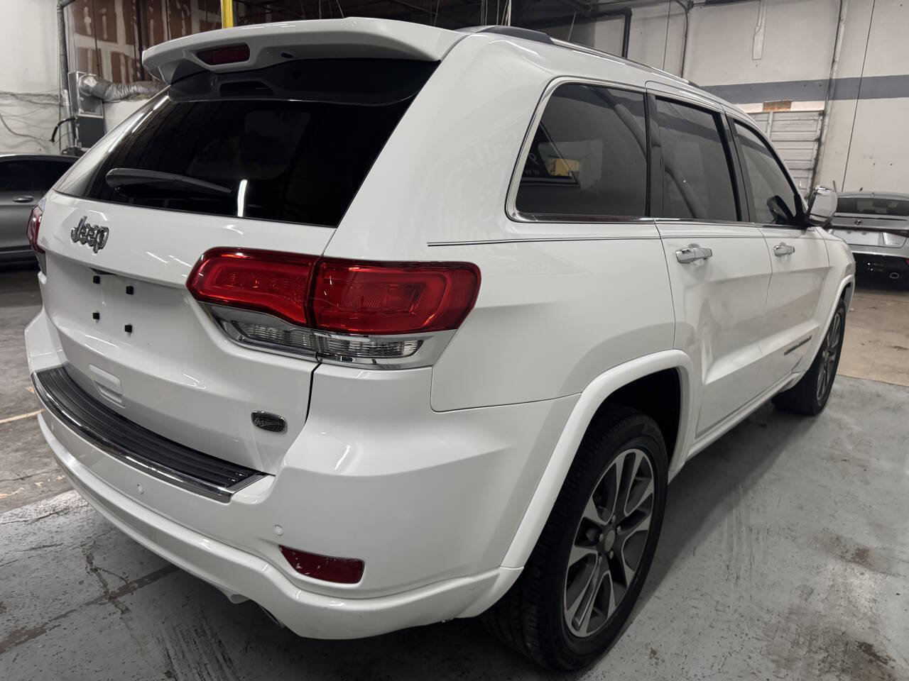 Used 2018 Jeep Grand Cherokee Overland w/ Interior Metal Package RWD image 9