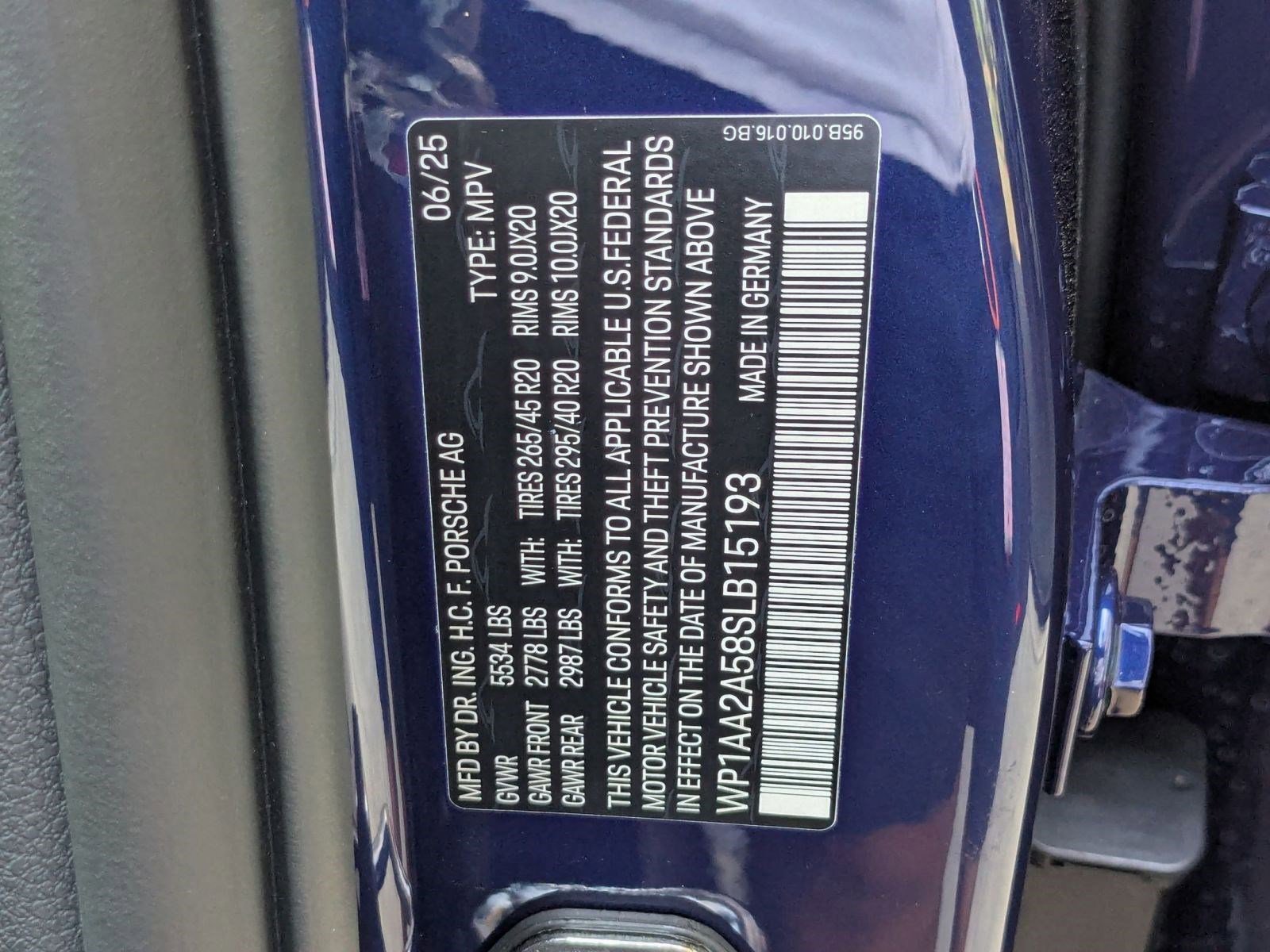 Certified 2025 Porsche Macan AWD/4WD image 30