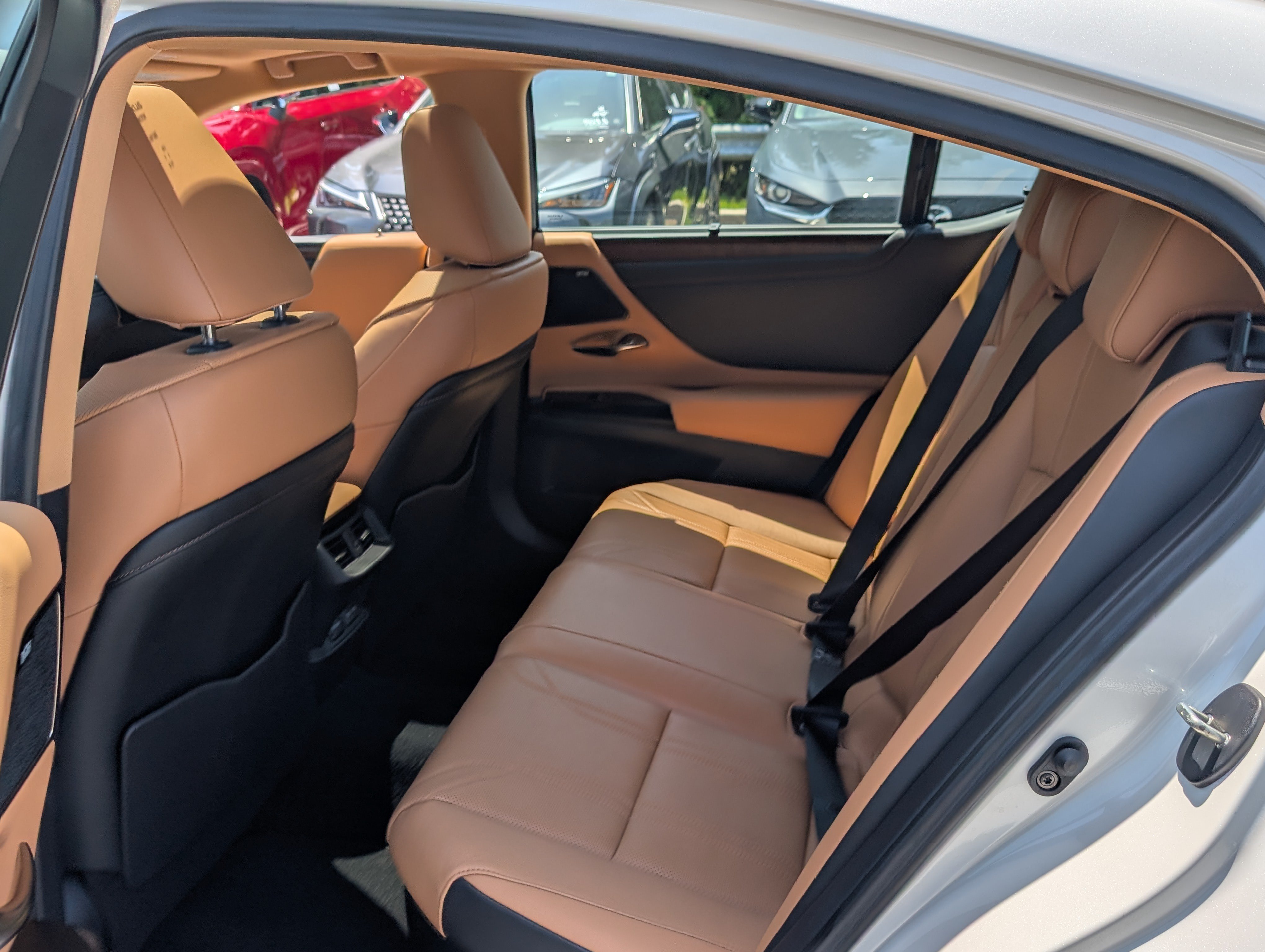 Used 2024 Lexus ES 300h Ultra Luxury w/ Accessory Package (Z2) FWD image 15