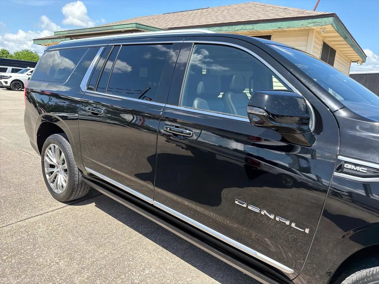 Used 2021 GMC Yukon XL Denali w/ Denali Premium Package RWD image 9
