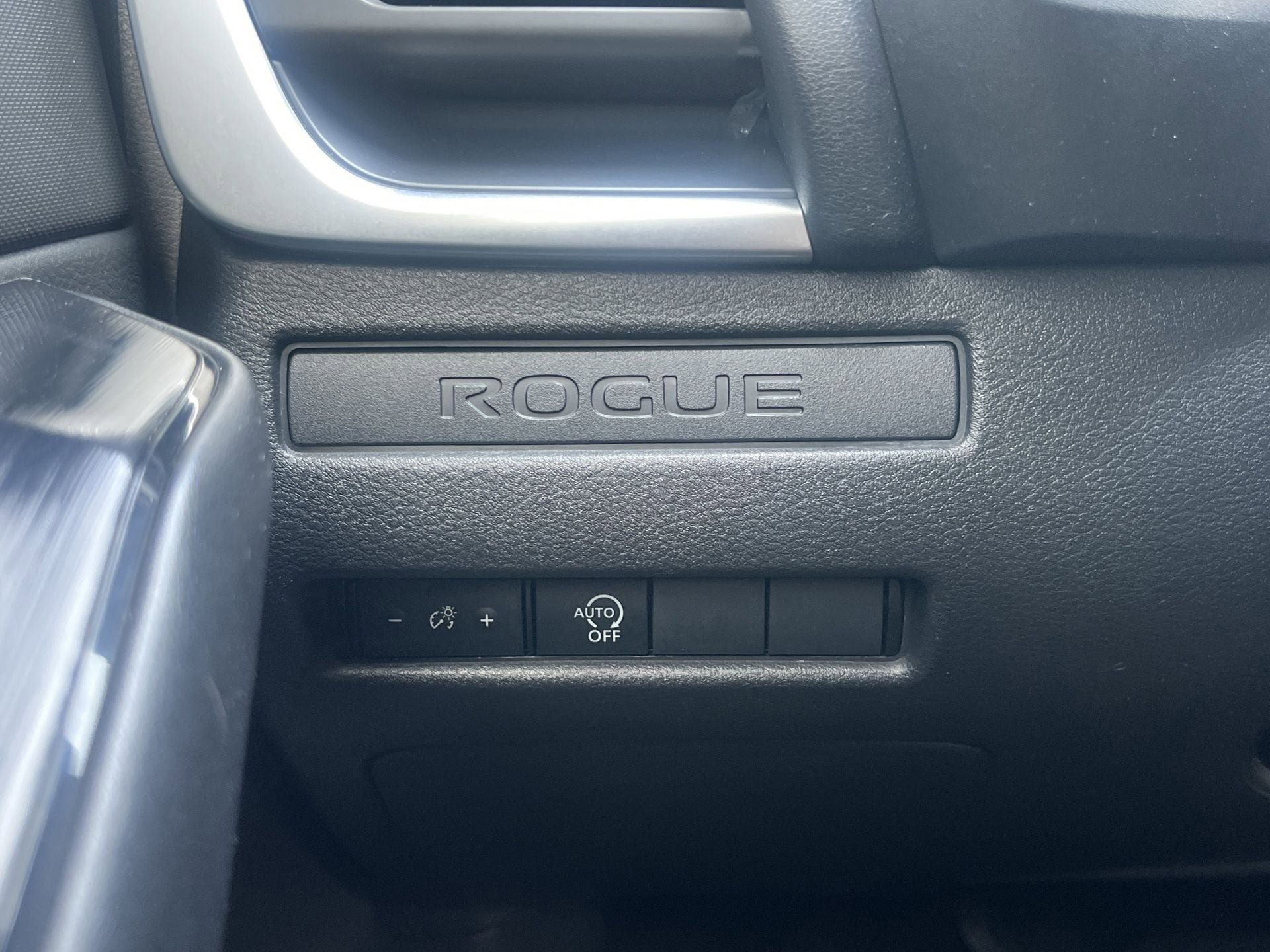 Used 2024 Nissan Rogue S FWD image 12