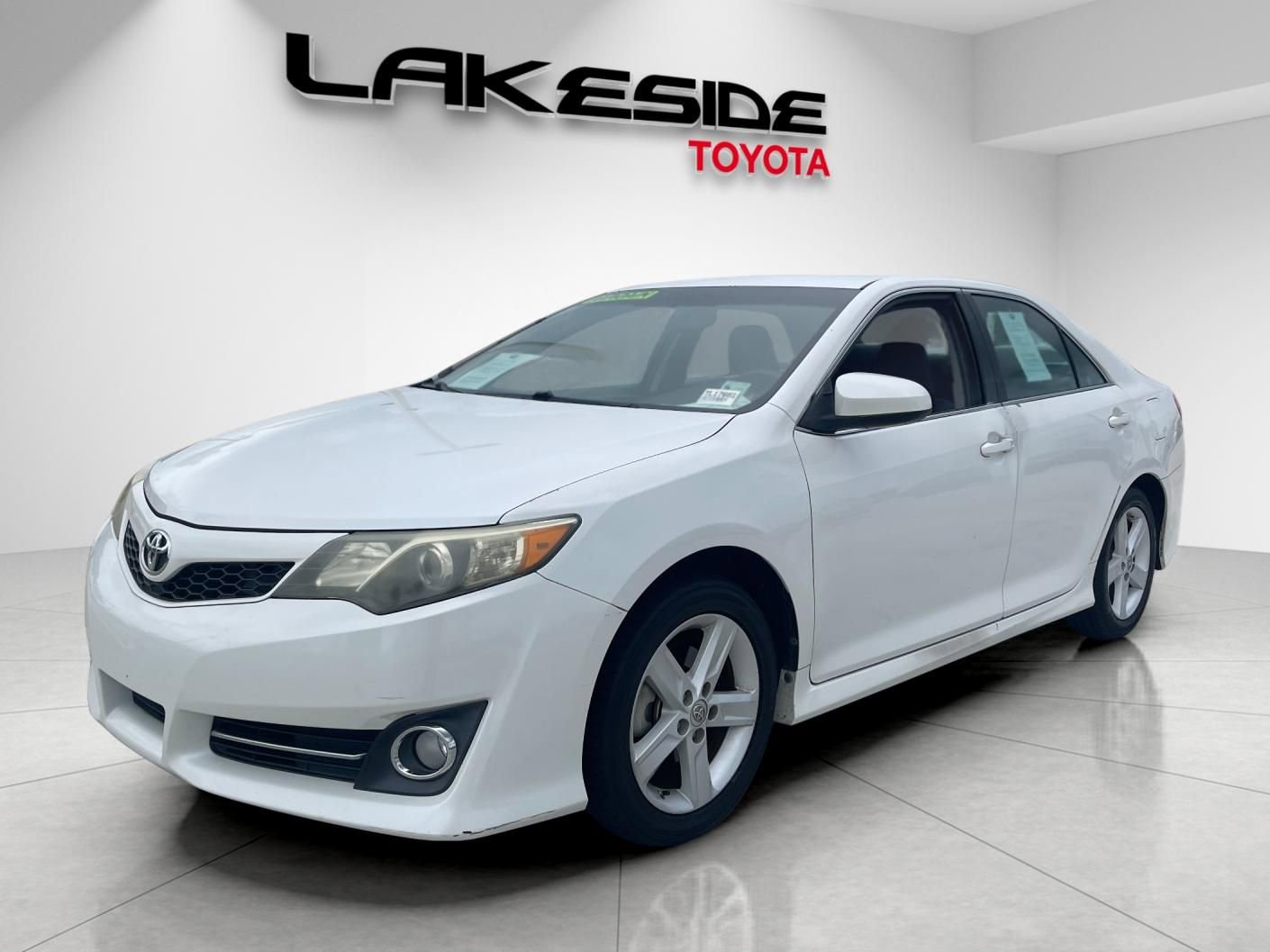 Used 2014 Toyota Camry SE image 2