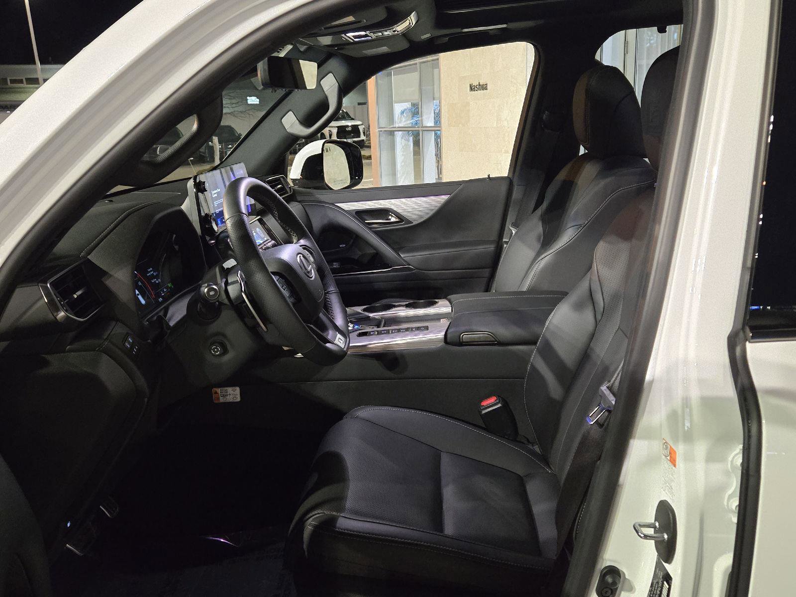 Used 2025 Lexus LX 700h F Sport image 3