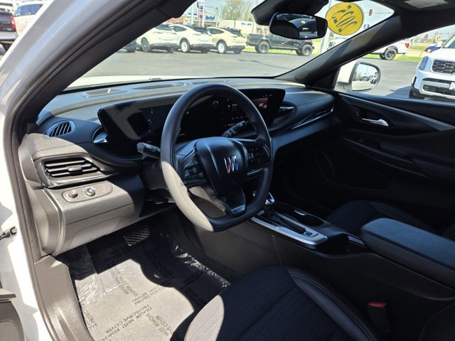 Used 2025 Buick Envista Preferred image 2
