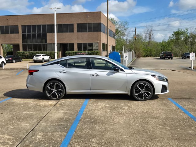 Used 2024 Nissan Altima 2.5 SR image 3