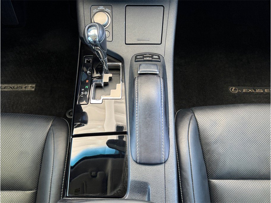 Used 2014 Lexus ES 300h w/ Luxury Package w/Bamboo Trim FWD image 13