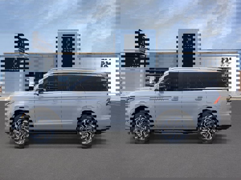 New 2025 Lincoln Navigator Reserve image 3
