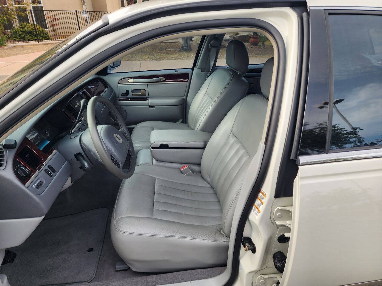 Used 2004 Lincoln Town Car Signature RWD image 11