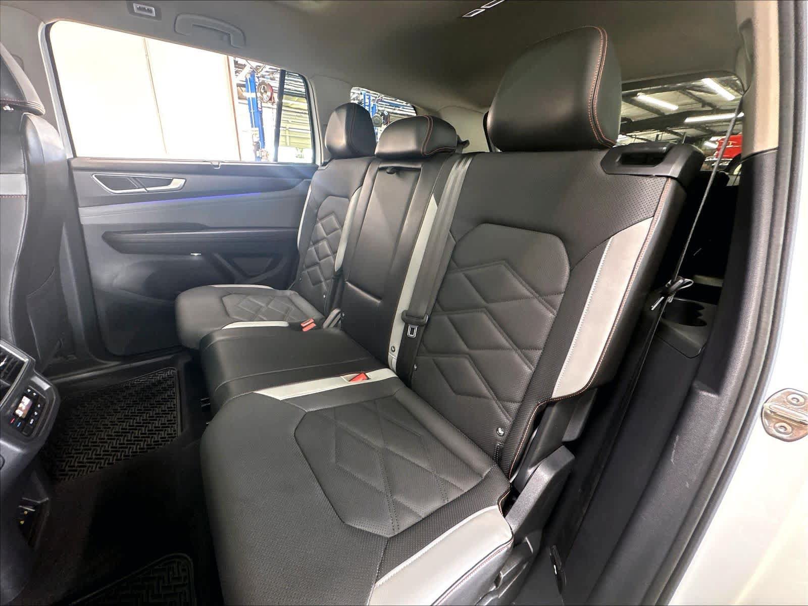 Used 2024 Volkswagen Atlas Peak Edition SE AWD/4WD image 25