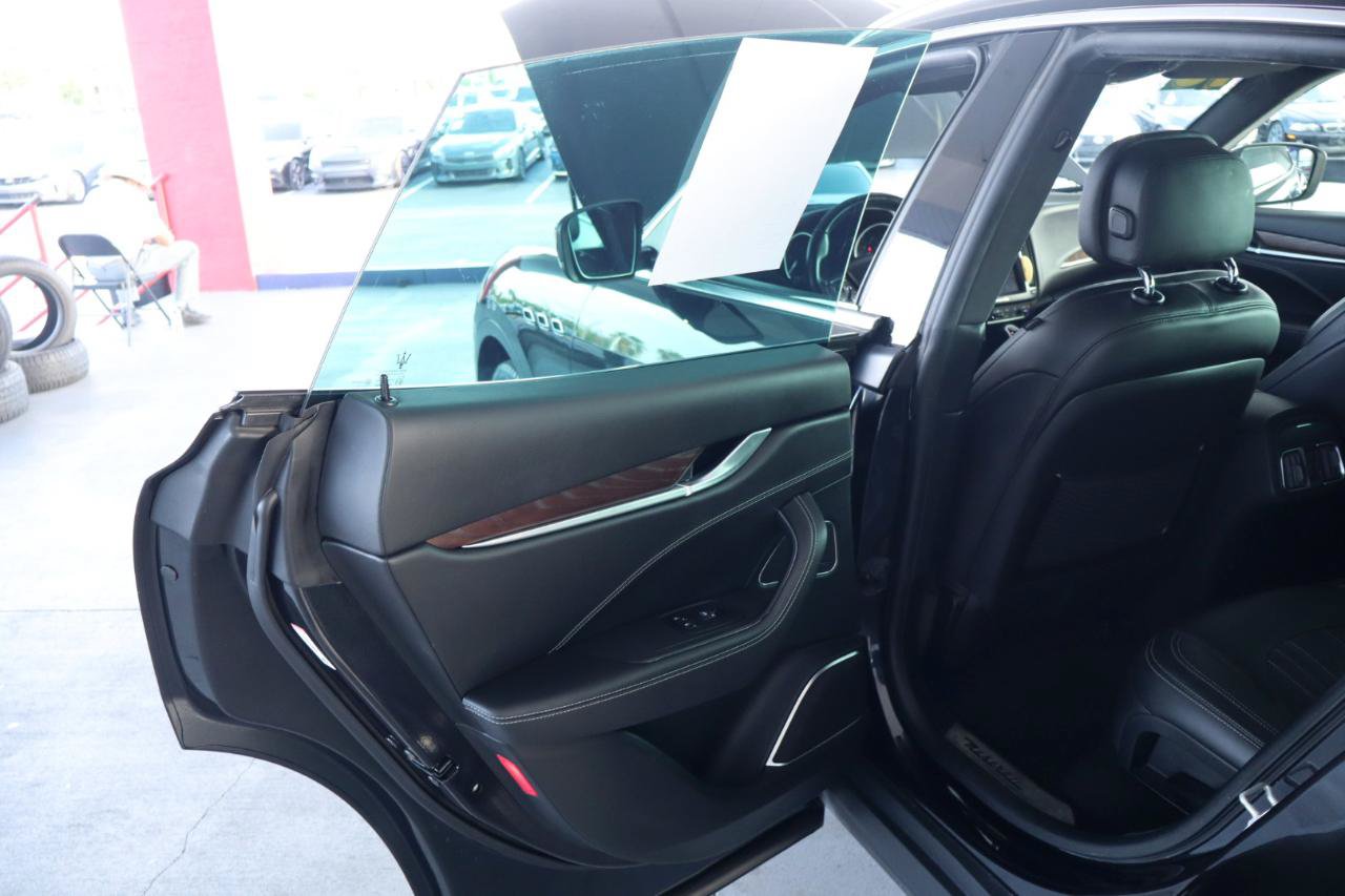 Used 2018 Maserati Levante GranLusso AWD/4WD image 28
