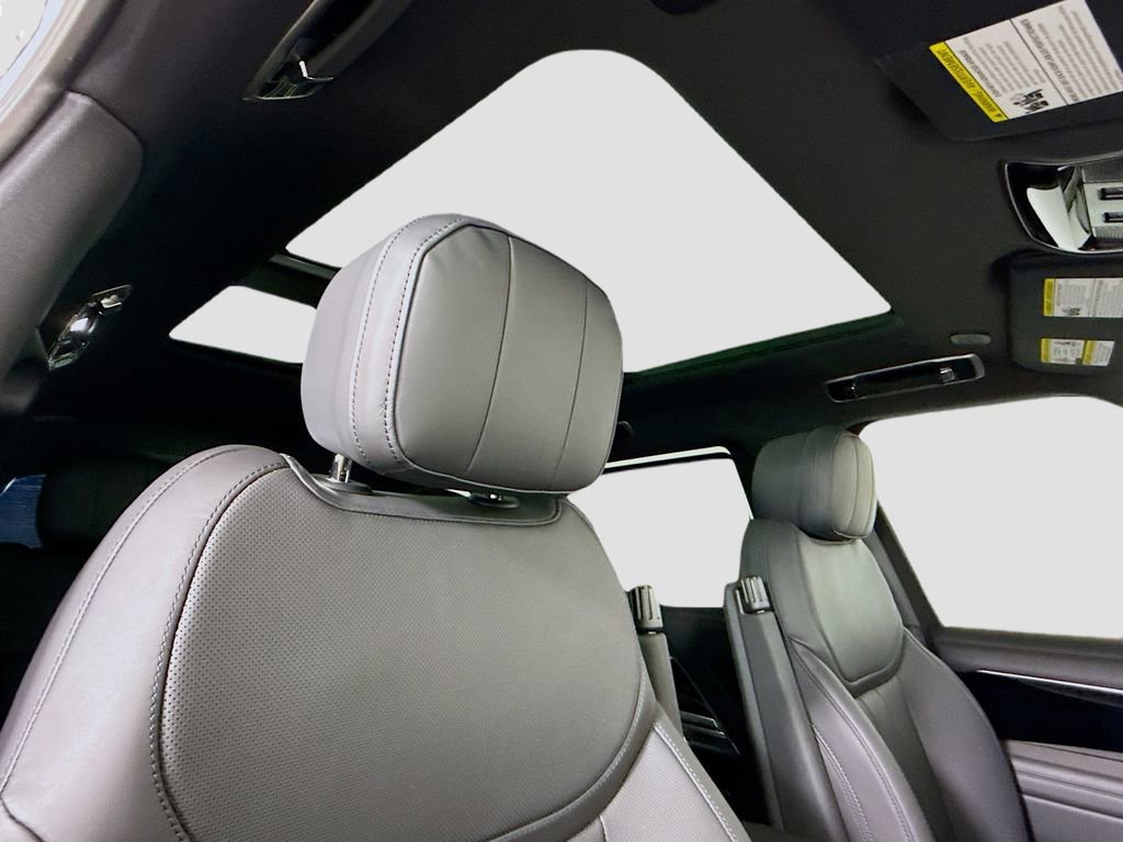 New 2026 Land Rover Range Rover Long Wheelbase SE image 17