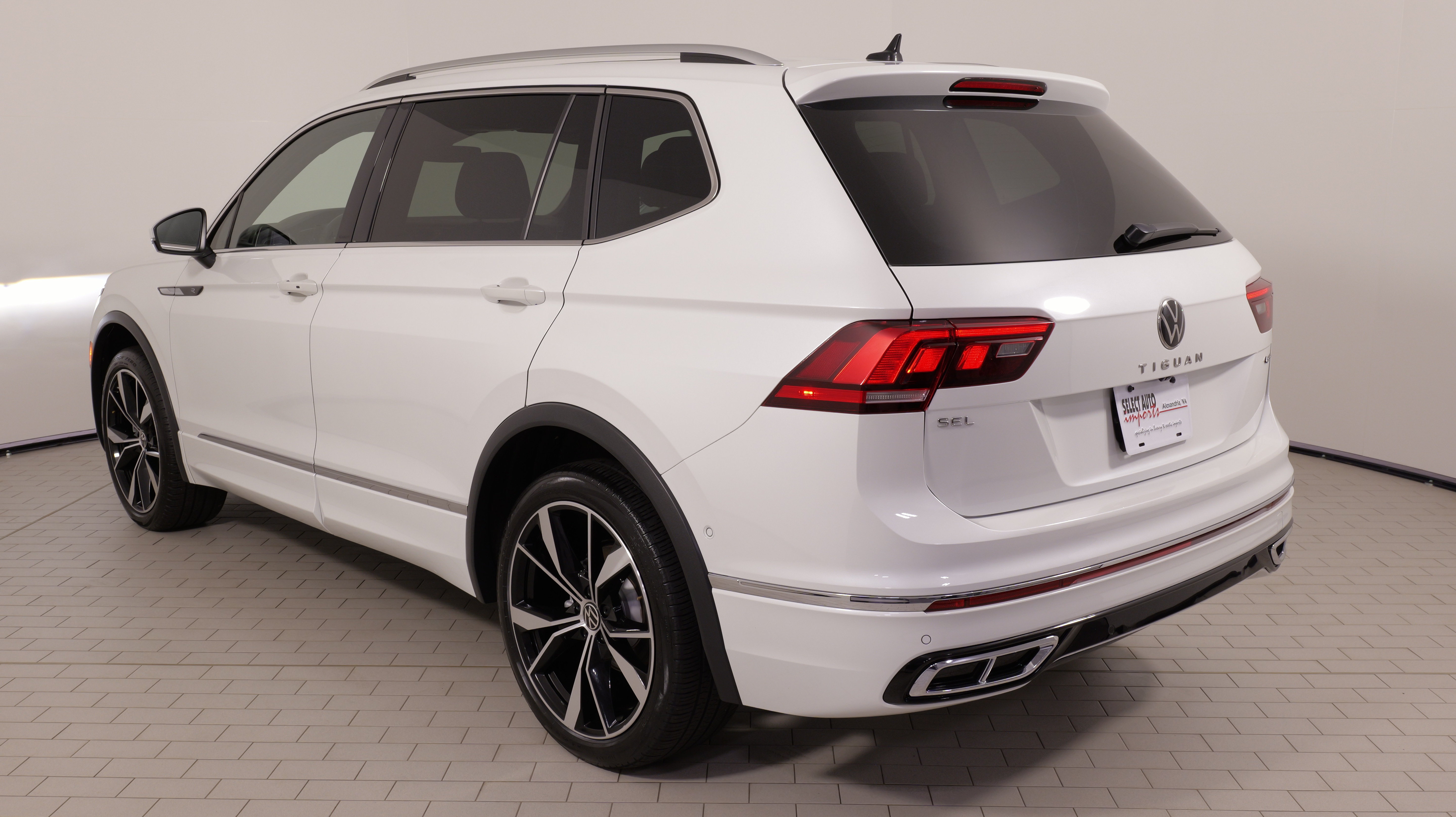 Used 2024 Volkswagen Tiguan SEL R-Line AWD/4WD image 16