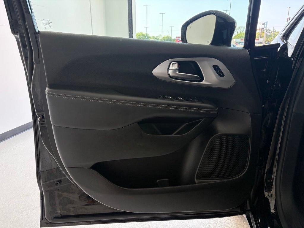 Used 2025 Chrysler Pacifica Limited FWD image 29
