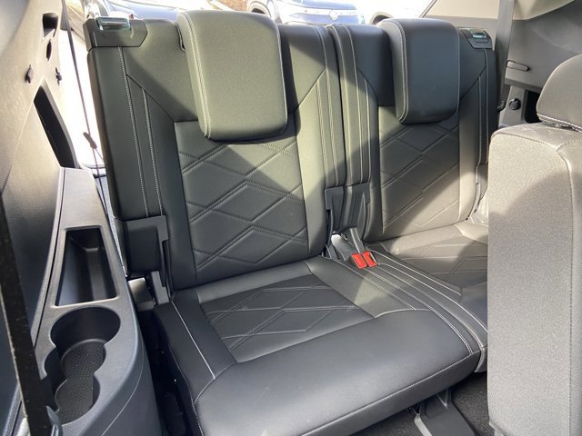 Used 2025 Volkswagen Atlas SE image 31