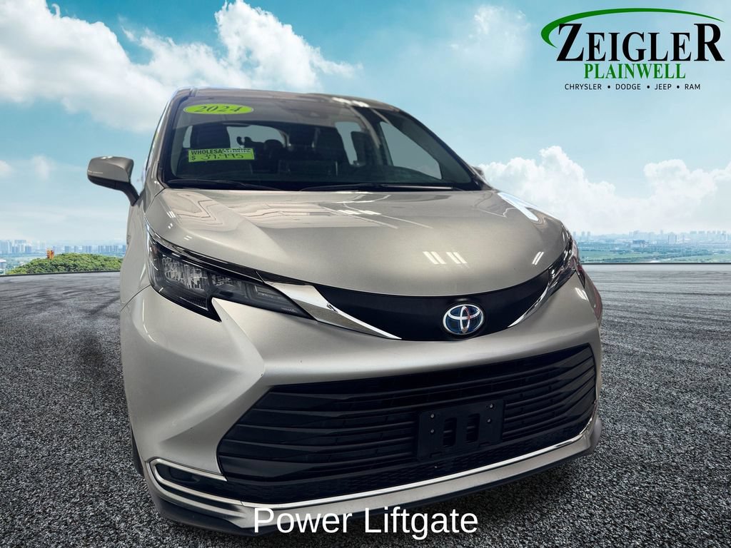 Used 2024 Toyota Sienna XLE FWD image 8