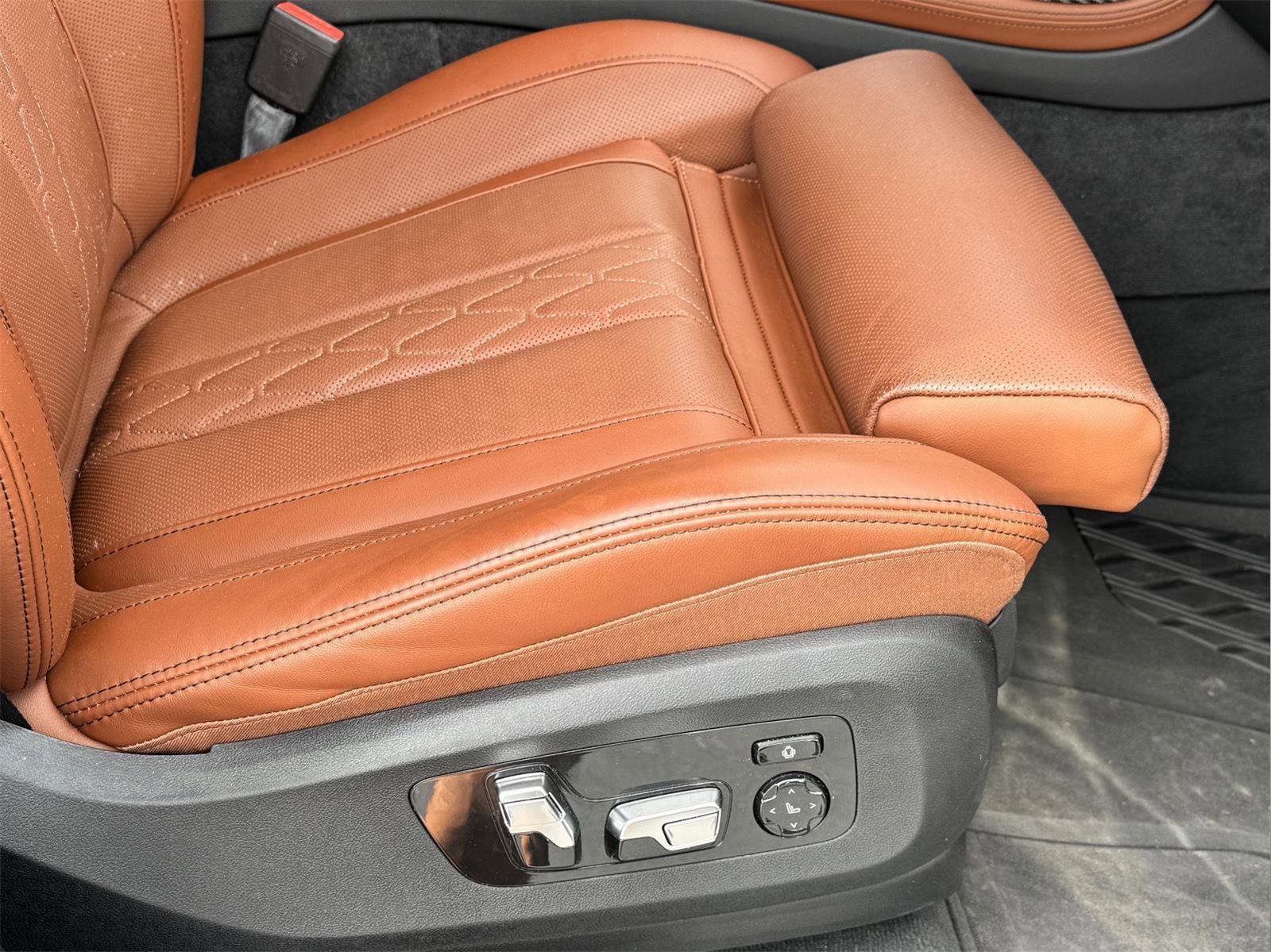 Used 2025 BMW X7 M60i image 21