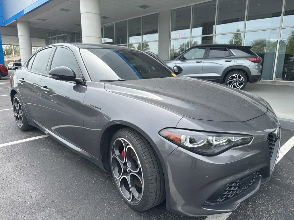 Used 2024 Alfa Romeo Giulia Veloce AWD/4WD image 3