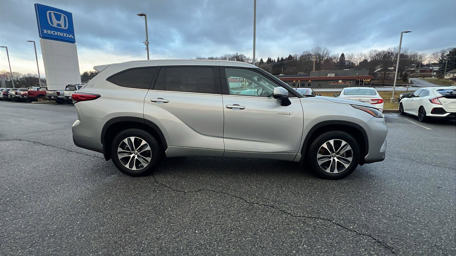 Used 2021 Toyota Highlander XLE image 3