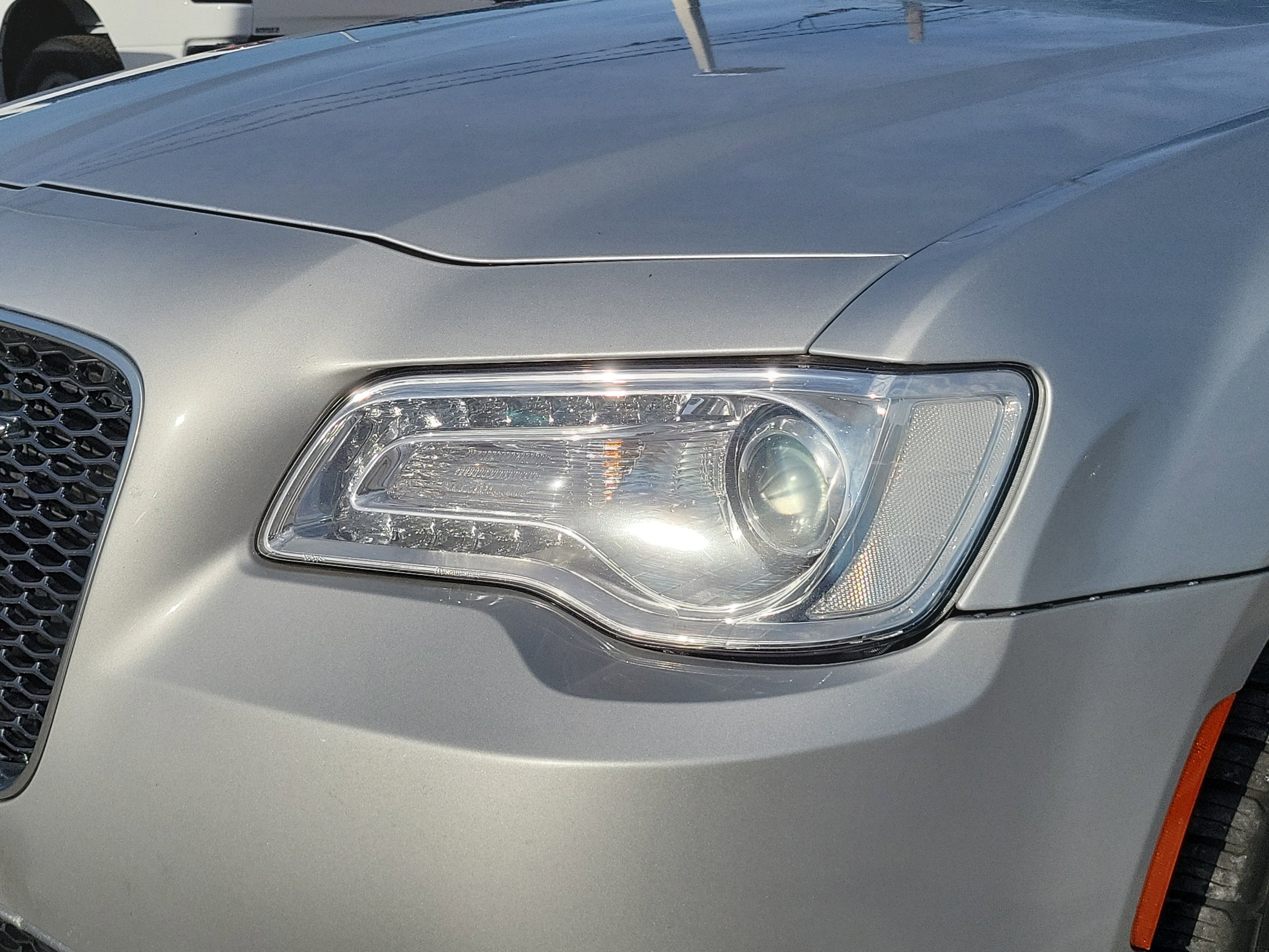 Used 2019 Chrysler 300 Touring w/ Chrome Appearance Package image 9