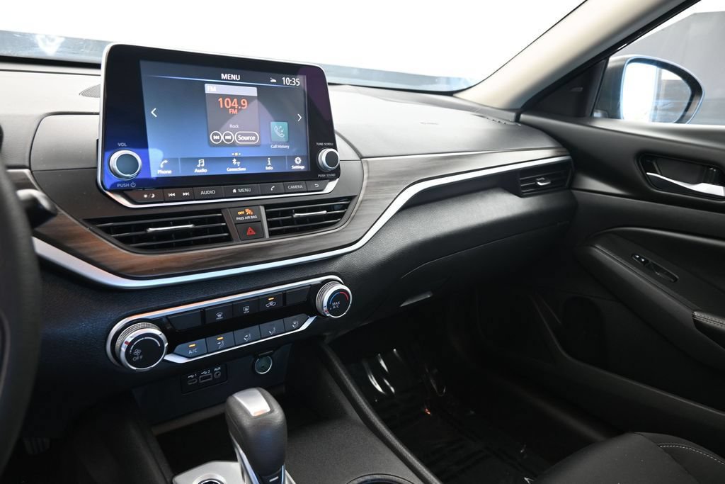 Used 2025 Nissan Altima 2.5 SV FWD image 19
