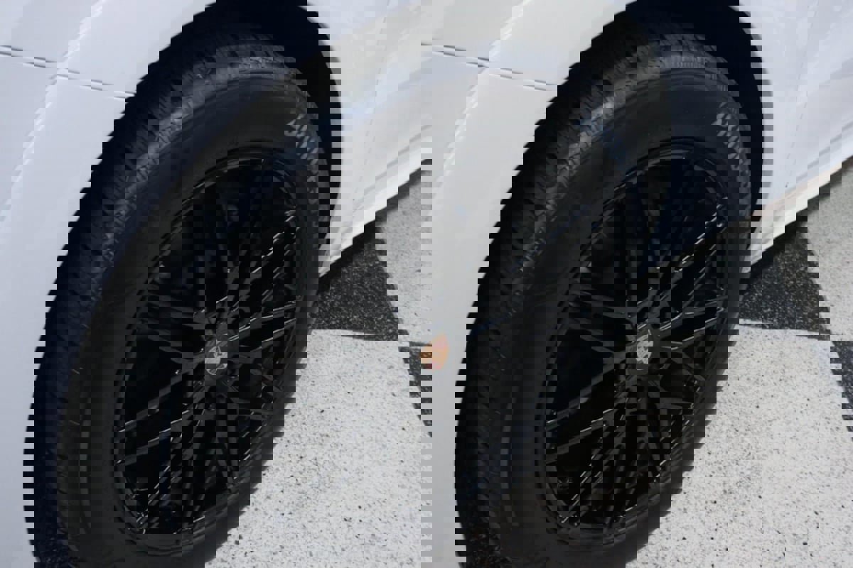 Used 2025 Porsche Cayenne Coupe image 38