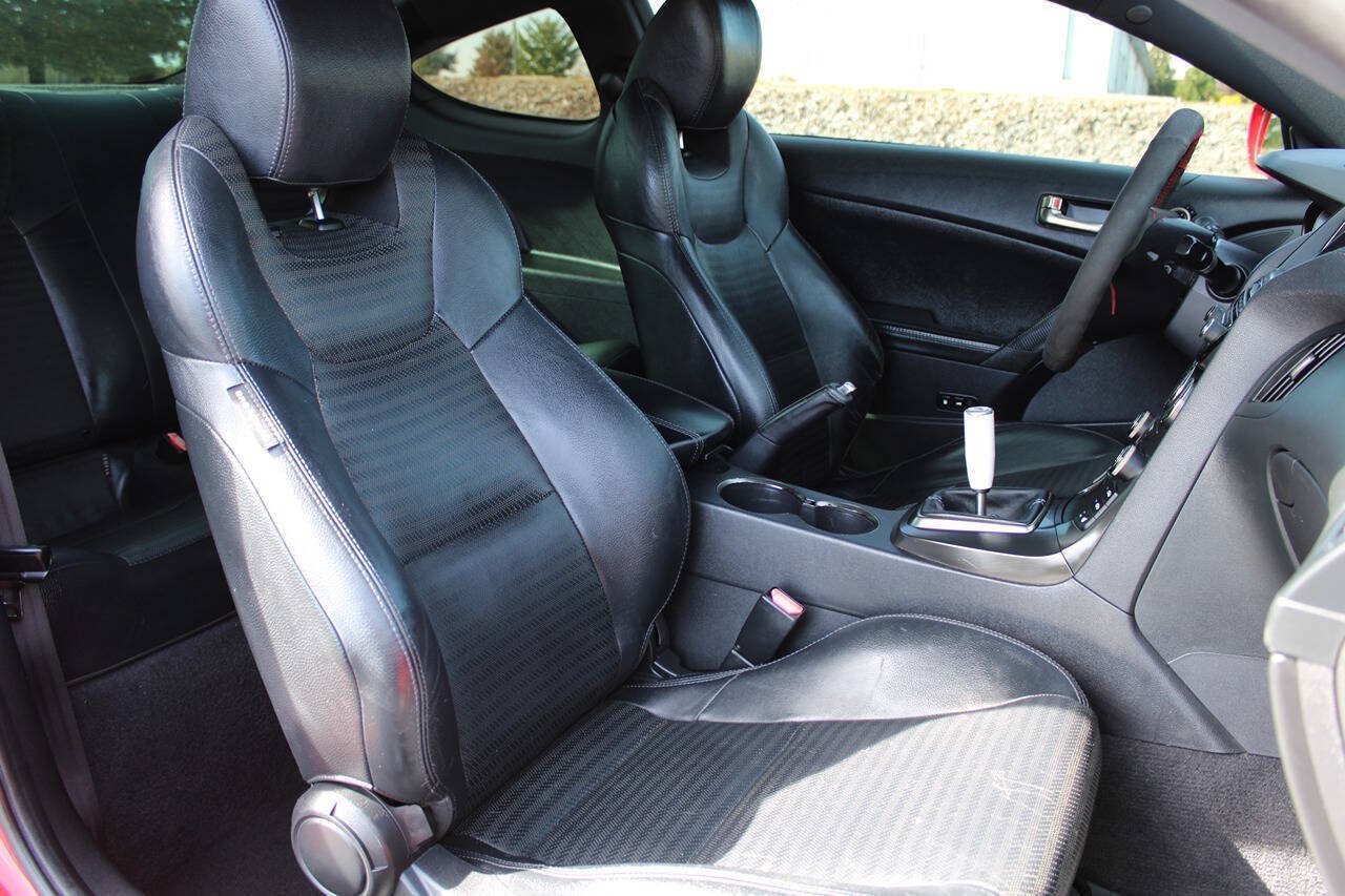 Used 2013 Hyundai Genesis 3.8 RWD image 18