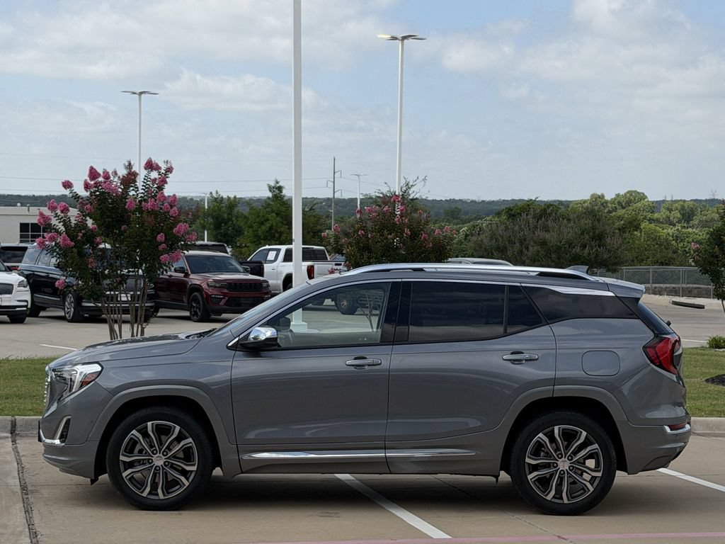 Used 2020 GMC Terrain Denali w/ Denali Premium Package FWD image 3