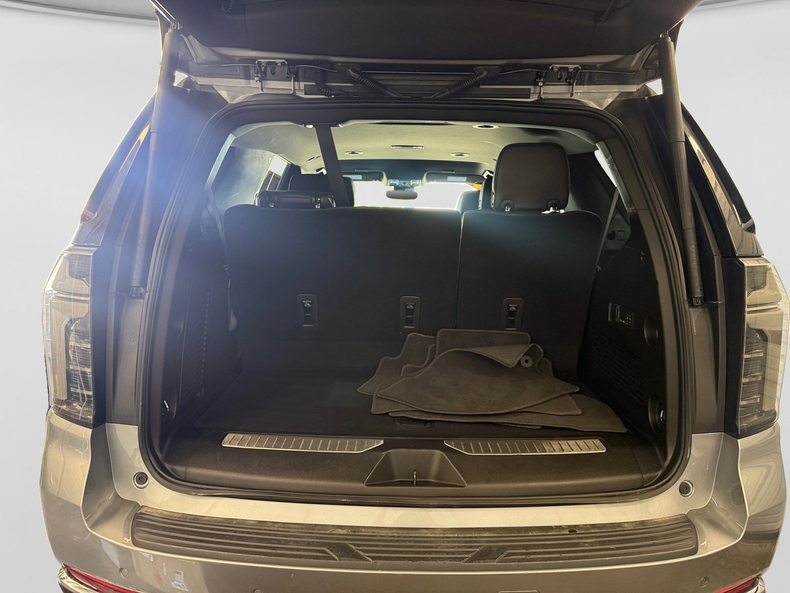 Used 2025 Chevrolet Tahoe Premier AWD/4WD image 17