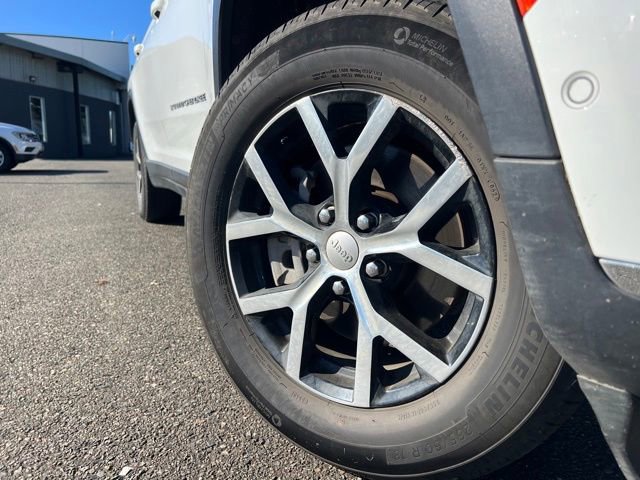 Used 2024 Jeep Grand Cherokee L Limited w/ Luxury Tech Group II image 2