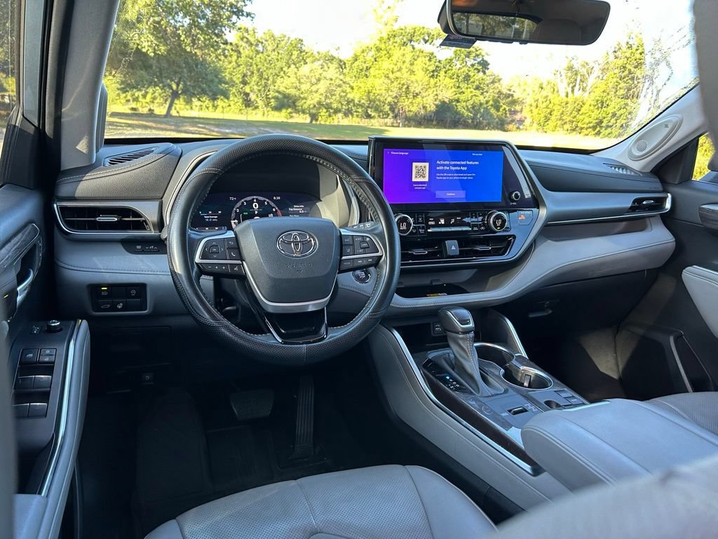 Used 2023 Toyota Highlander Limited FWD image 12