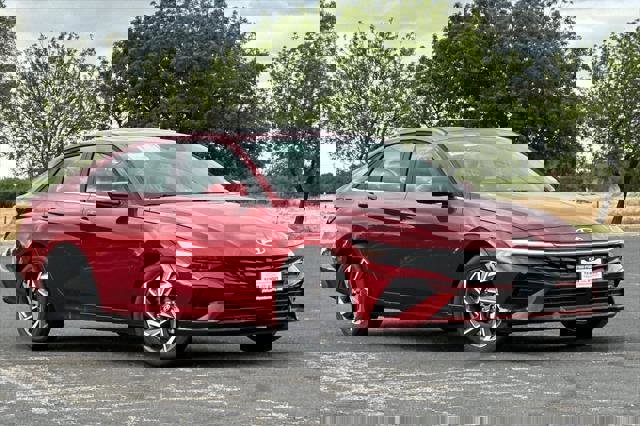 New 2025 Hyundai Elantra SEL image 2