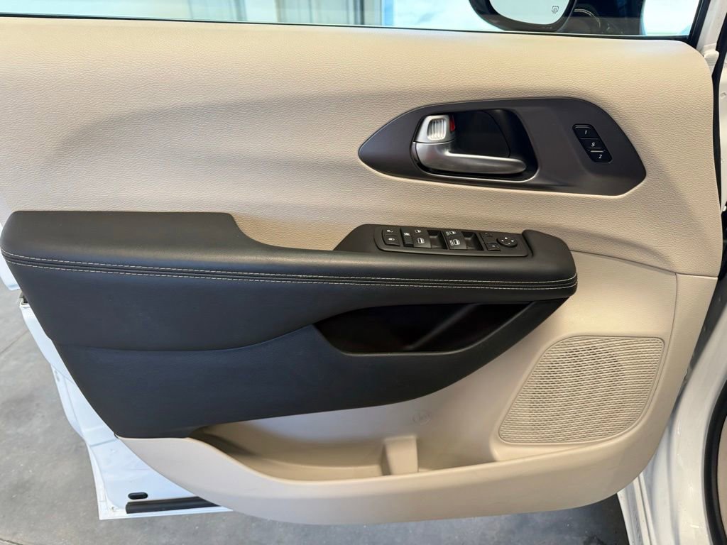 Used 2024 Chrysler Pacifica Touring-L image 23