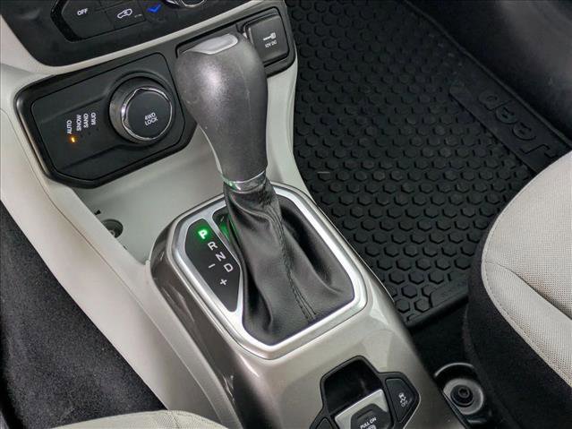Used 2022 Jeep Renegade Latitude w/ Convenience Group AWD/4WD image 12