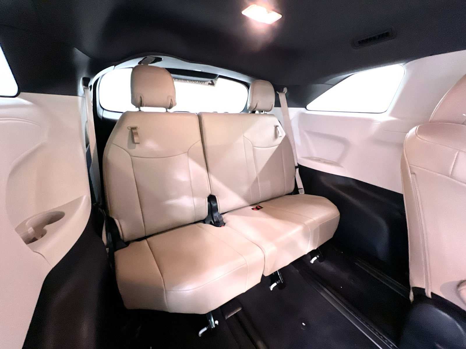 Used 2024 Toyota Sienna XLE FWD image 42