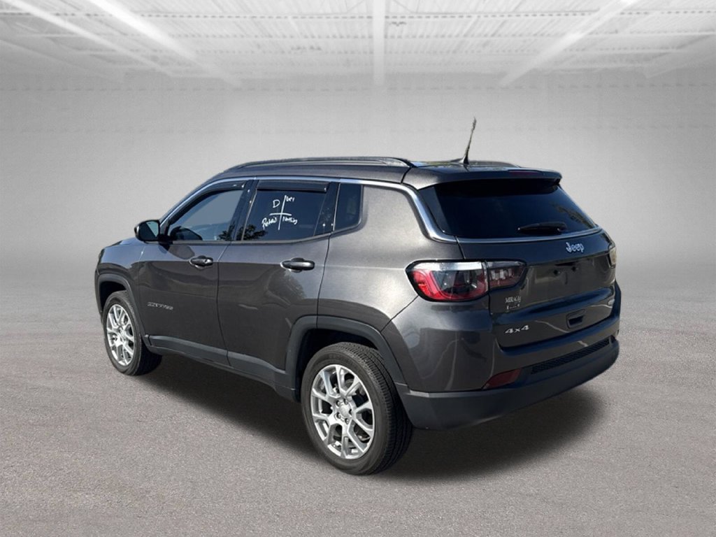 Used 2024 Jeep Compass Latitude w/ Sun and Sound Group AWD/4WD image 6