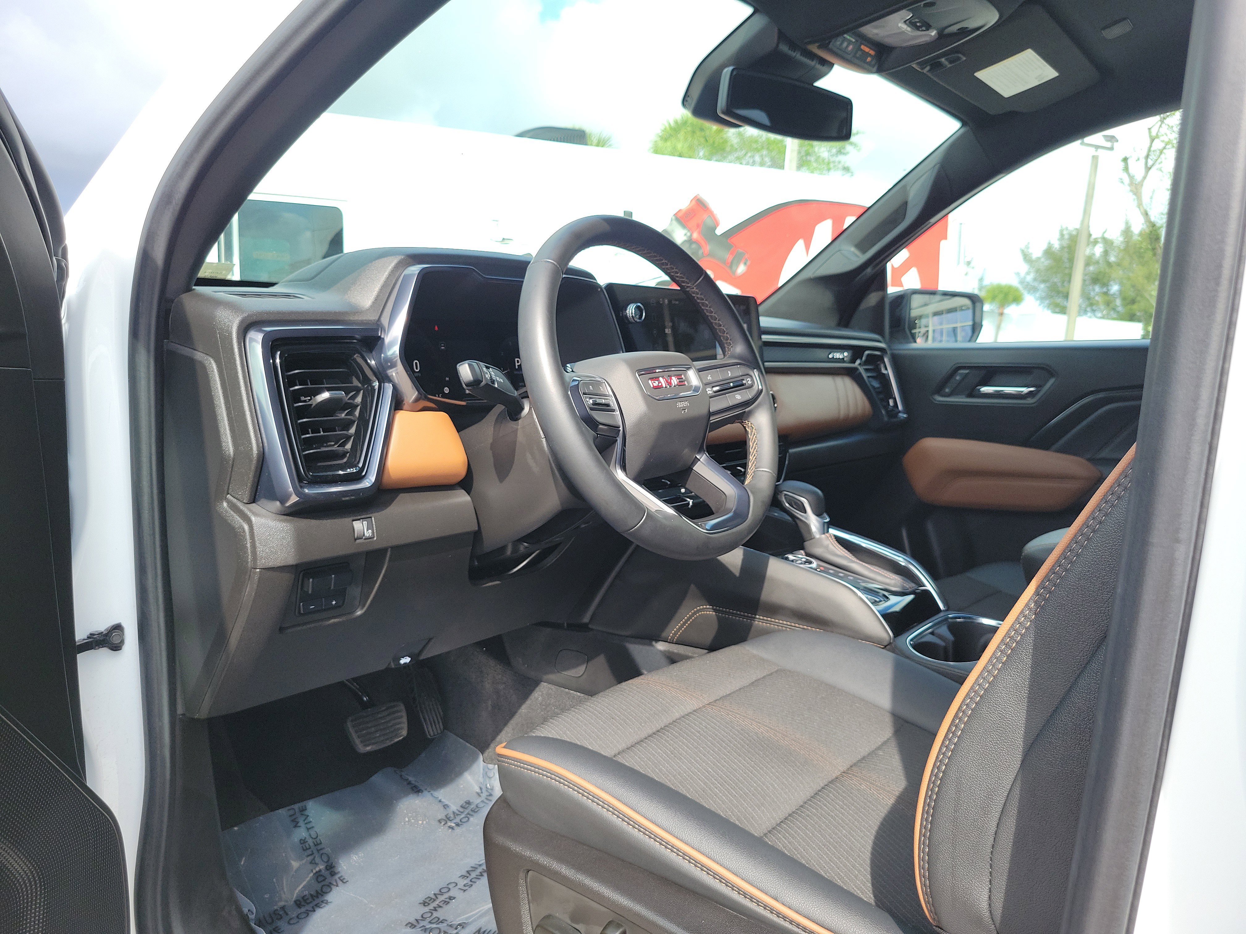 Used 2025 GMC Canyon AT4 image 9