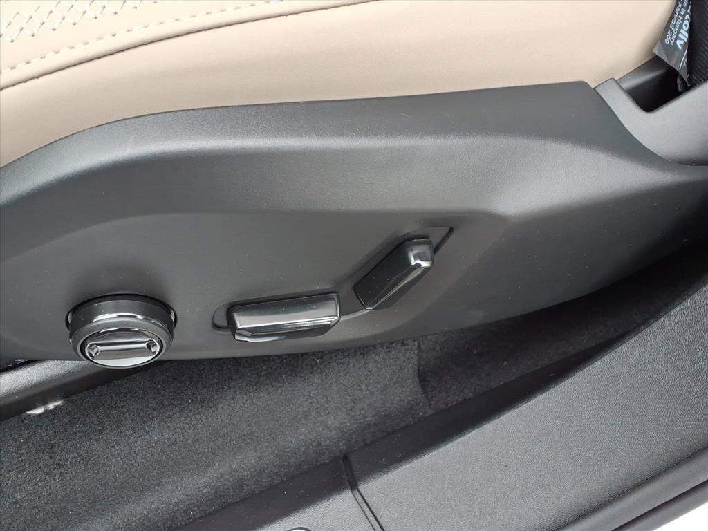 New 2026 Volvo XC90 B6 Core image 17